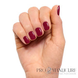 Manucure rouge foncé brillante réalisée avec CND Shellac Rouge Rite
