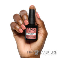 Manucure rose corail avec le vernis CND Shellac Rule Breaker 12,5 ml