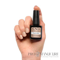 CND Shellac Silk Slip Dress 12,5 ml nude beige rosé porté sur les ongles avec flacon