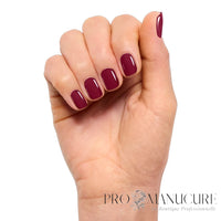 Manucure CND Shellac Tinted Love – rouge framboise grenat brillant sur les ongles