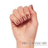 Ongles courts avec une manucure bronze rosé métallisée aux reflets cuivrés réalisée avec CND Shellac Untitled Bronze