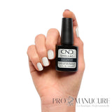 CND Shellac White Wedding blanc crème porté sur les ongles avec flacon