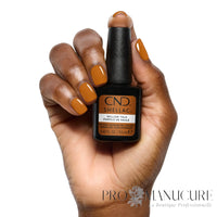 CND Shellac Willow Talk brun caramel doré porté sur les ongles avec flacon