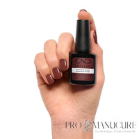 CND Shellac Wooded Bliss 12,5 ml porté sur les ongles avec flacon
