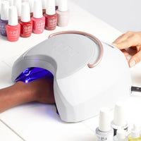 Lampe LED OPI STAR LIGHT en utilisation pour catalyser un vernis semi-permanent OPI GelColor