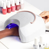 Lampe LED OPI STAR LIGHT en utilisation pour catalyser un vernis semi-permanent OPI GelColor