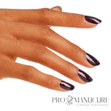 OPI Black Cherry Chutney prune cerise foncé porté sur les ongles