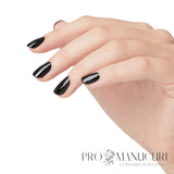 OPI Black Onyx vernis noir intense porté sur les ongles