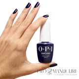 OPI GelColor Dont Over Ink It violet bleuté scintillant sur les ongles tenant la bouteille