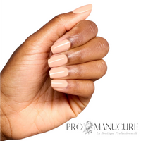 Vernis semi-permanent OPI GelColor Suzi Takes a Vow blanc nude sur les ongles