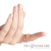 OPI Bubble Bath porté sur les ongles – vernis rose nude laiteux